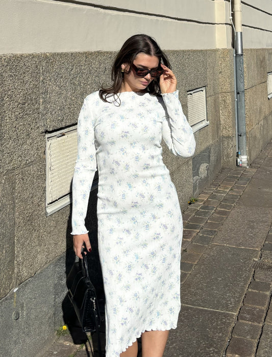 Lahja™ | Pliseerattu kesämekko kukkakuosilla ja kestävällä eleganssilla